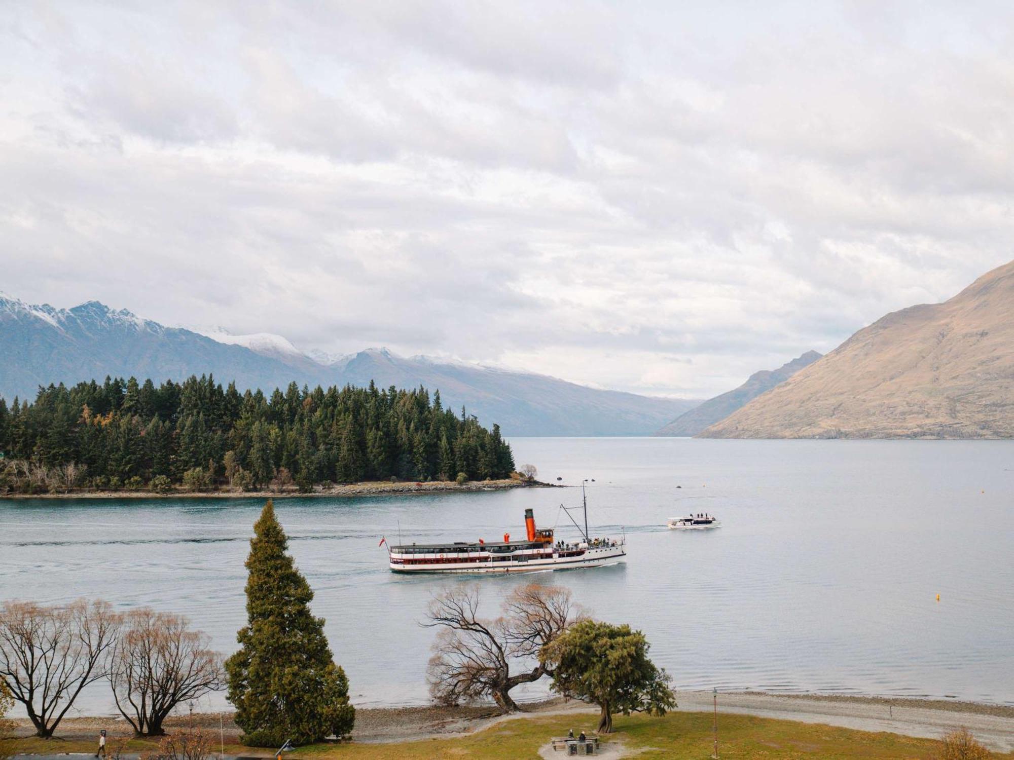Hotel St Moritz Queenstown - MGallery by Sofitel Exterior foto The ferry on Lake Te Anau